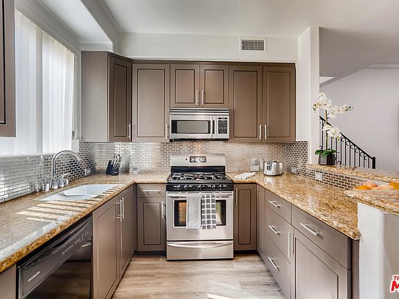 2nd image of 11444 Moorpark St Unit 104
