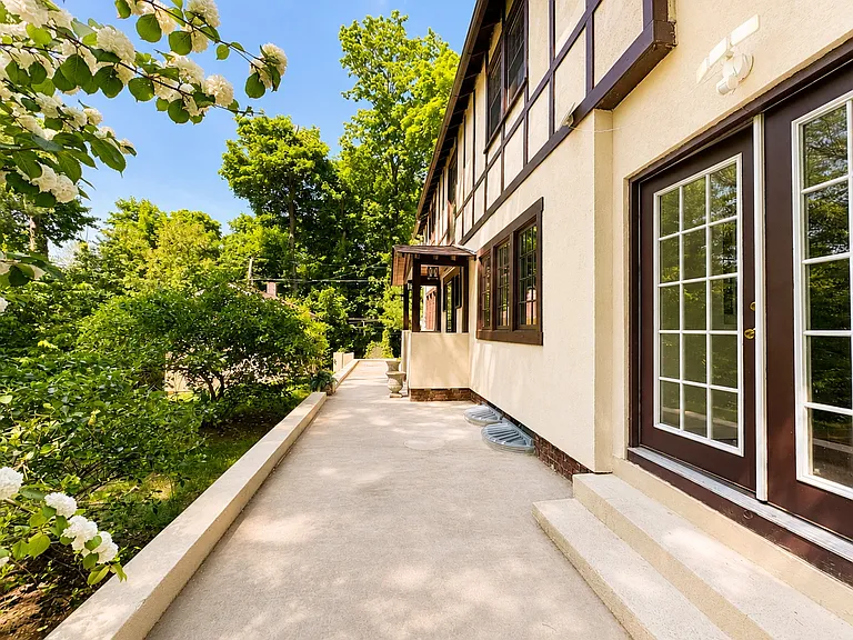 1 Edgehill Rd — Photo 2