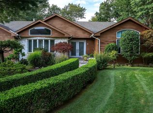 8 Round Hill Rd, Lake Success, NY 11020