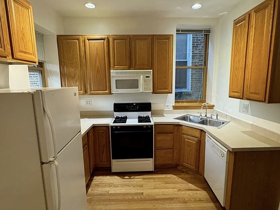 3rd image of 2424 W Polk St #2W