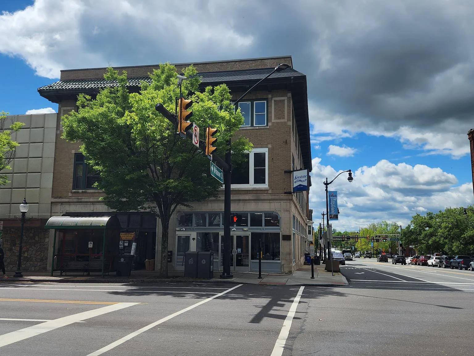 2 bed, 1000 sqft, $1,700 — Photo 2