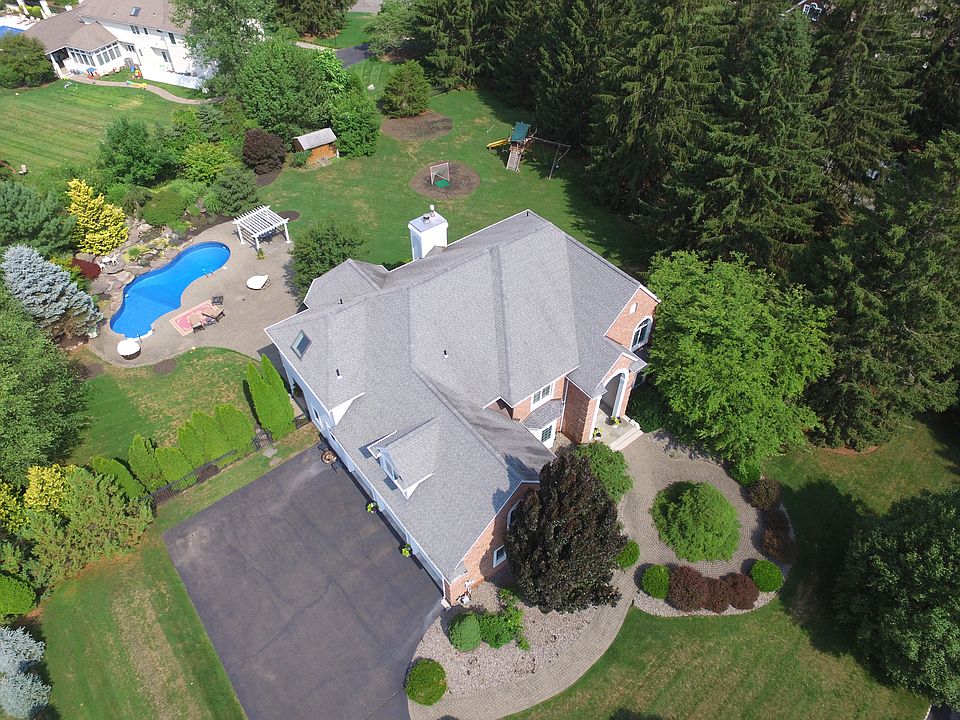 2nd image of 11 Cobblestone Farm Ct