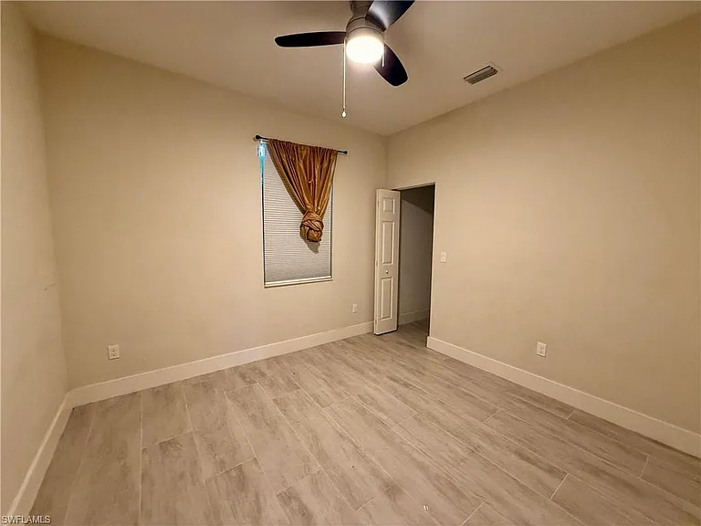 5560 Belrose St — Photo 25