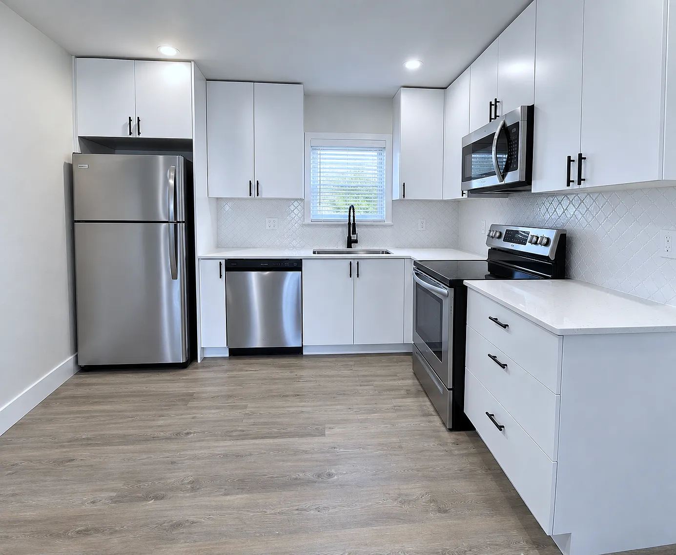 10 bed, 7.5 bath, 3709 sqft, $13,500 — Photo 3