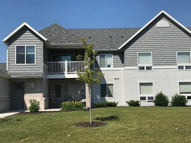 W206N16097 Stonebrook Dr — Photo 2