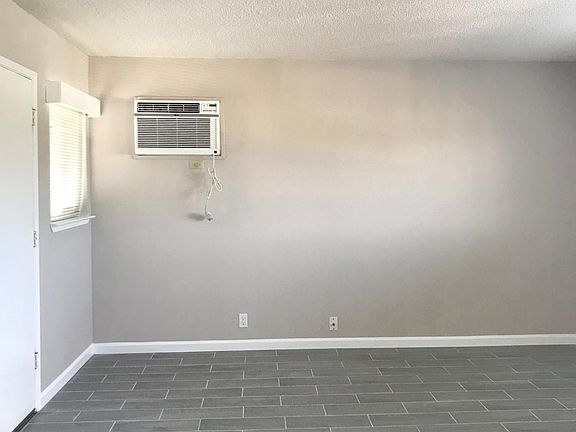 2nd image of 2820 Malabar Ave
