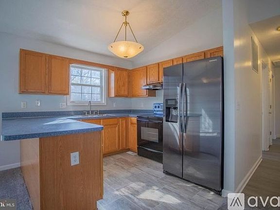 5th image of 142 Longwood Dr