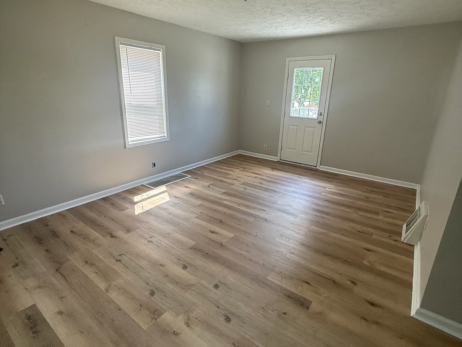 3 bed, 990 sqft, $1,600 — Photo 3
