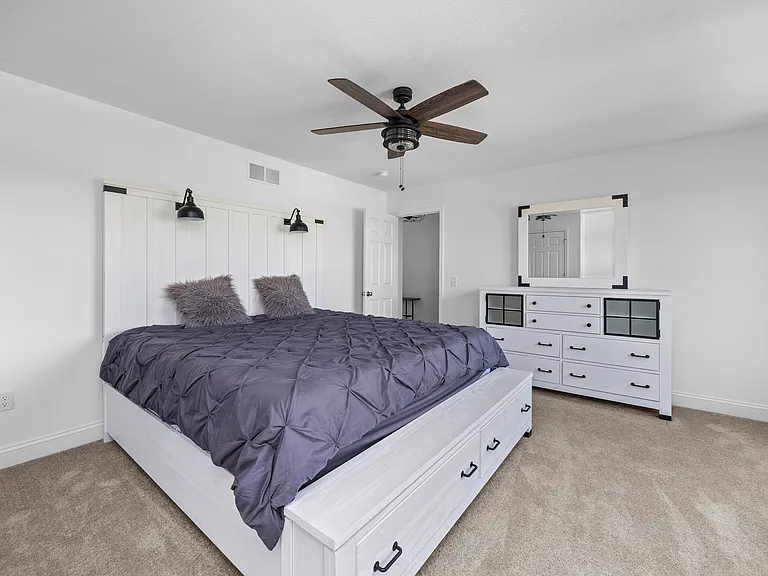 2717 S Waterside Ct — Photo 12