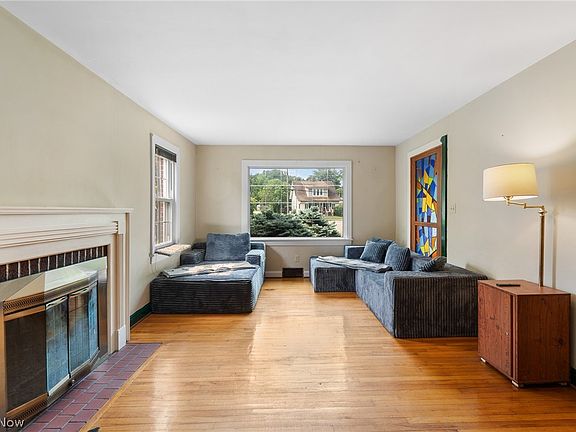 3rd image of 1904 Lincoln Way E