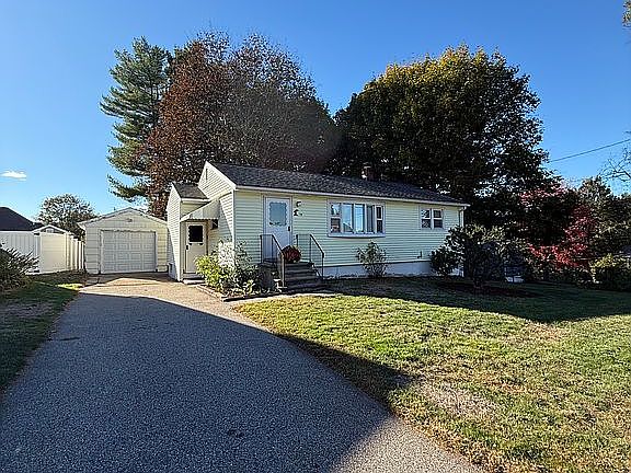5th image of 74 Leslie Dr