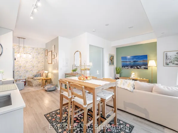 25 Neighbourhood Ln #812, Toronto, ON M8Y 0C4