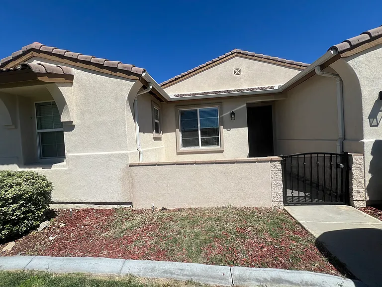 27922 Crescent Ct — Photo 3