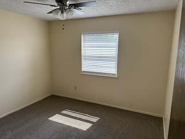 2410 Oakridge Dr — Photo 7