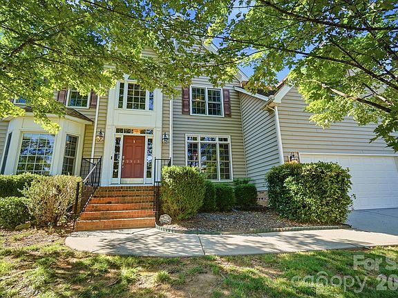4th image of 9915 Nicole Ln