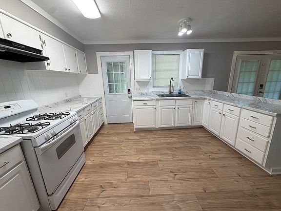 2nd image of 1610 Dudley Ln