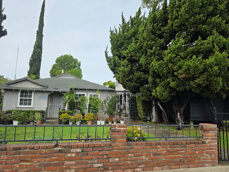 5547 Woodman Ave — Photo 2
