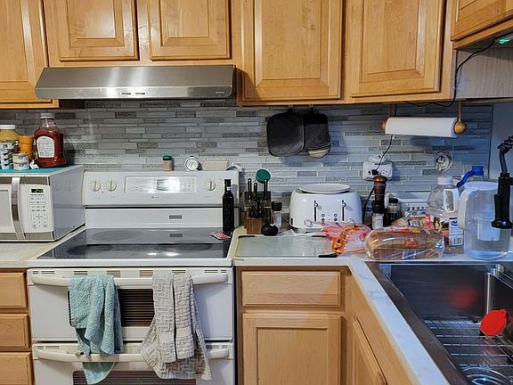 2nd image of 236 George St APT B