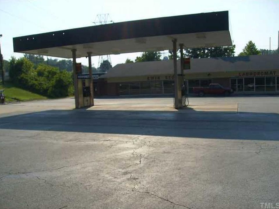2nd image of 1530 N Main St