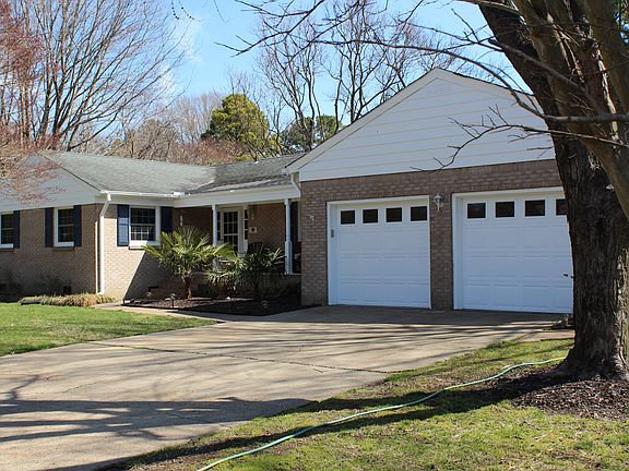 2nd image of 828 Queen Elizabeth Dr