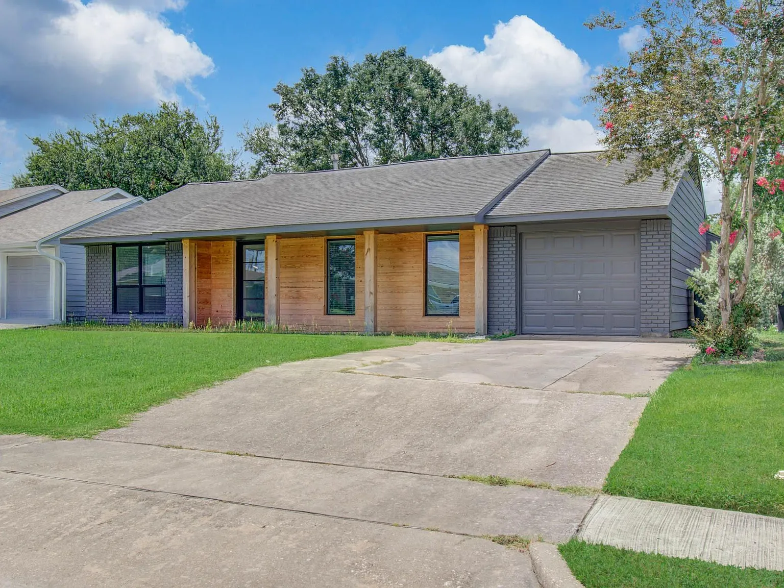 5 bed, 3.0 bath, 2068 sqft, $2,600 — Photo 2