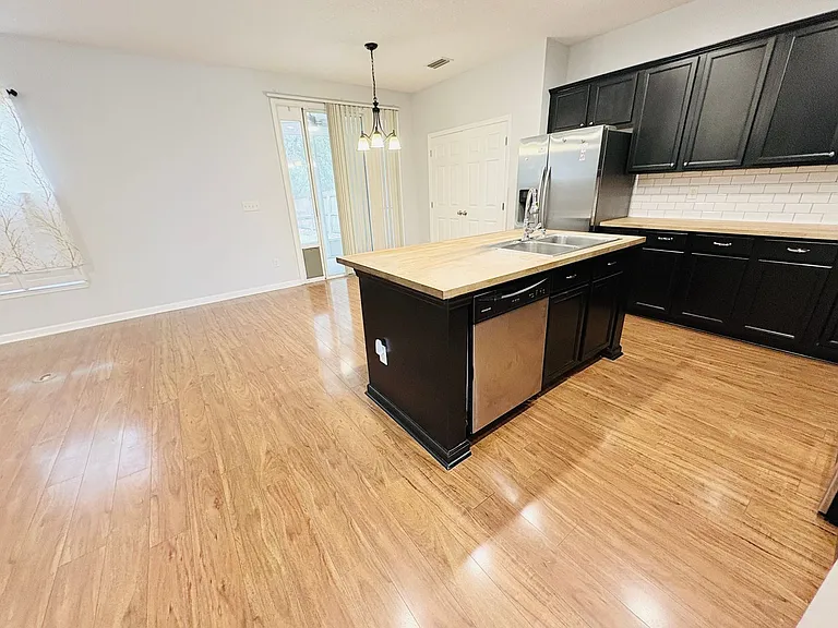 5950 Round Table Rd — Photo 4