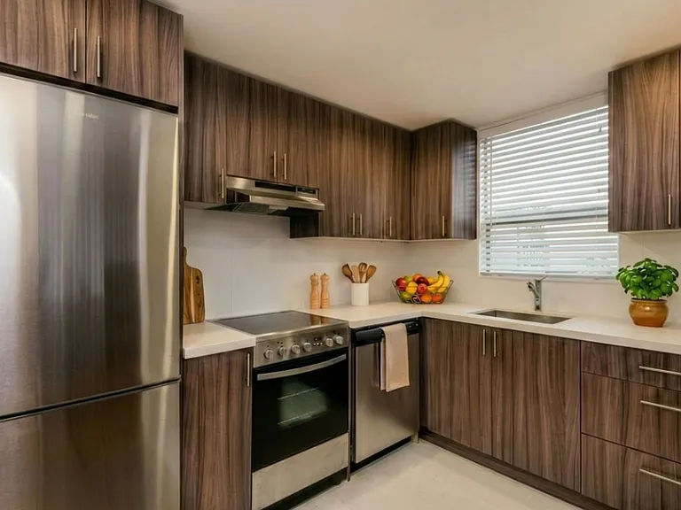 1176 Burnaby St — Photo 3