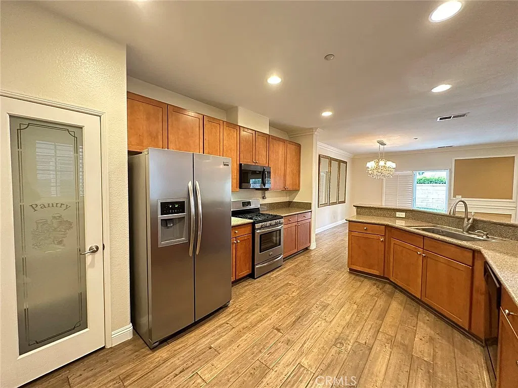 3 bed, 2.5 bath, 1549 sqft, $3,300 — Photo 4