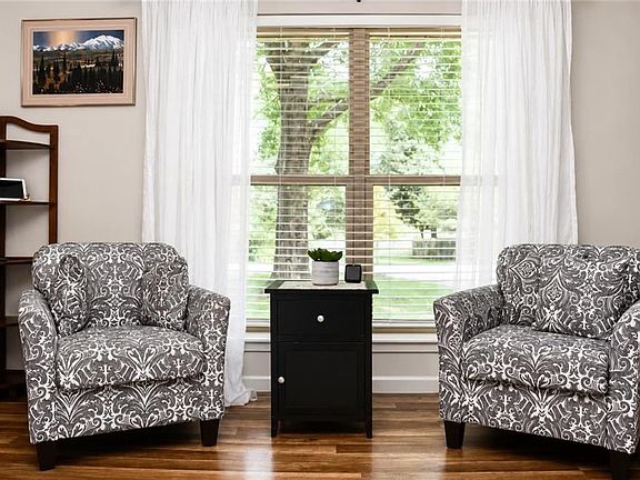 5th image of 233 Mosby Dr