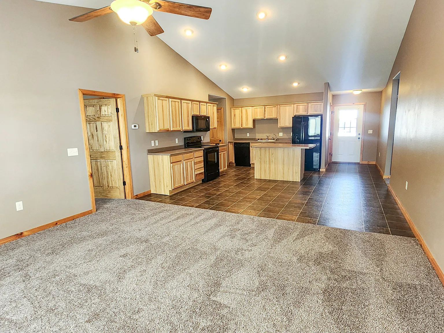 3 bed, 1900 sqft, $1,755 — Photo 4