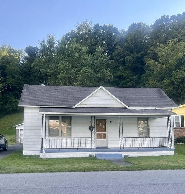 1st image of 435 Lyons Ave