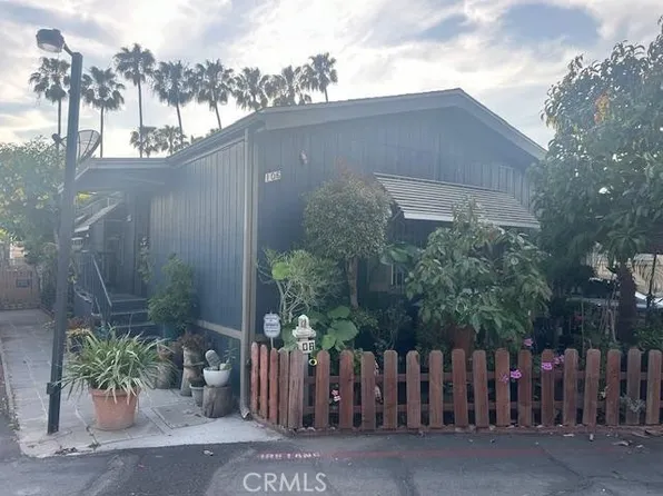 106 Amalfi Dr, Santa Ana, CA 92703