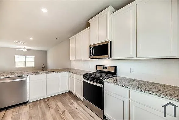 5 bed, 2700 sqft, $3,100 — Photo 2