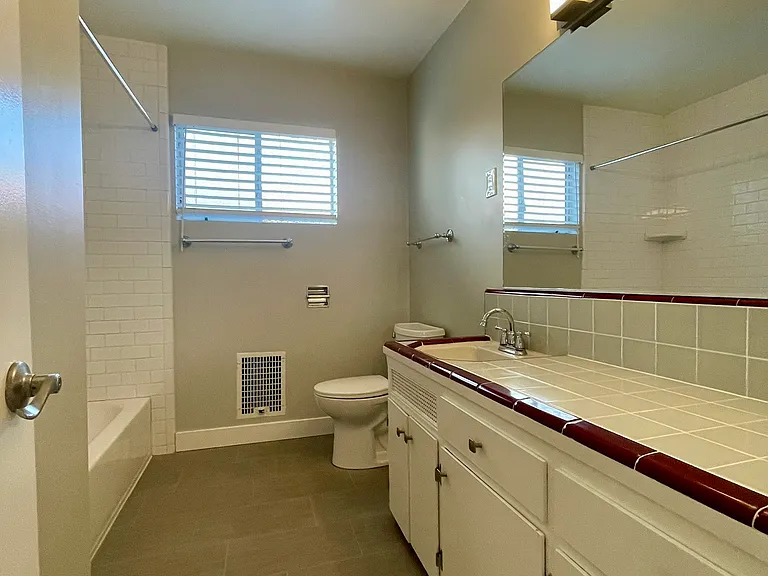 4518 Illinois St — Photo 10