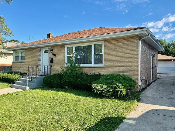 3rd image of 926 E 162nd Pl