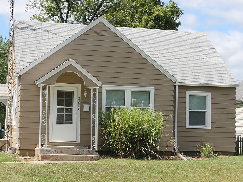 1st image of 2309 N Maplewood Ave