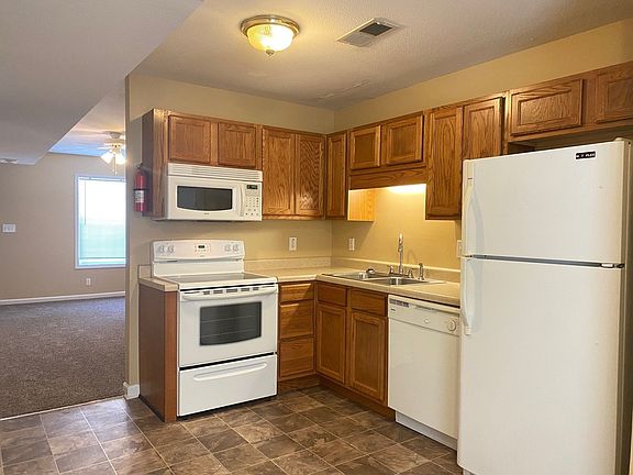 3rd image of 803 Golfview Pl APT C