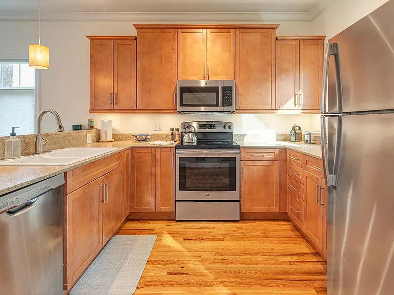 39 Clyde St #D — Photo 9