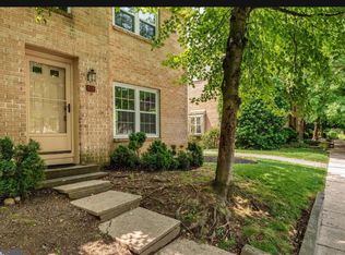 22 Rampart Dr, Chesterbrook, PA 19087