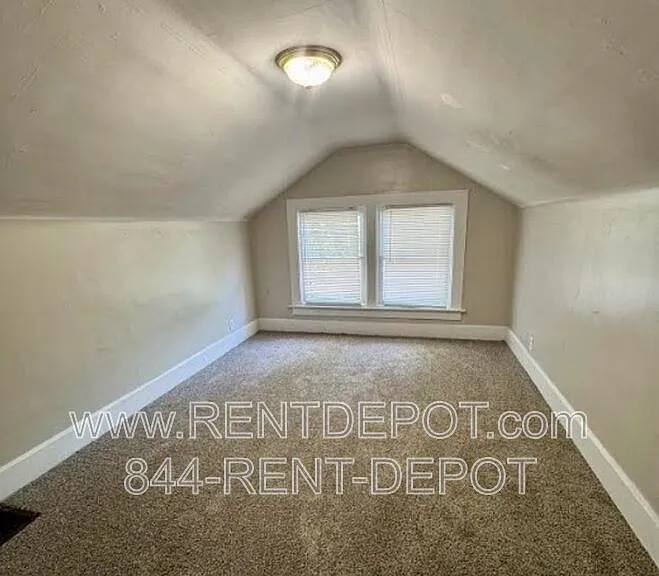821 E Gum St — Photo 9