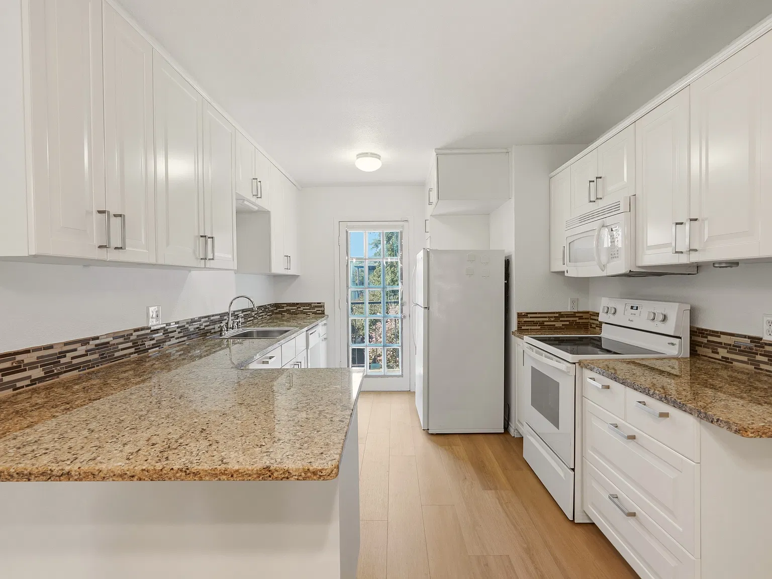 2 bed, 953 sqft, $1,650 — Photo 2