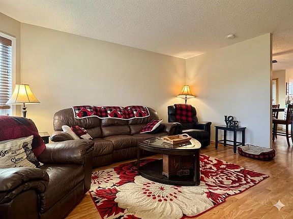 4th image of 122 NW Mount Rundle Rd W