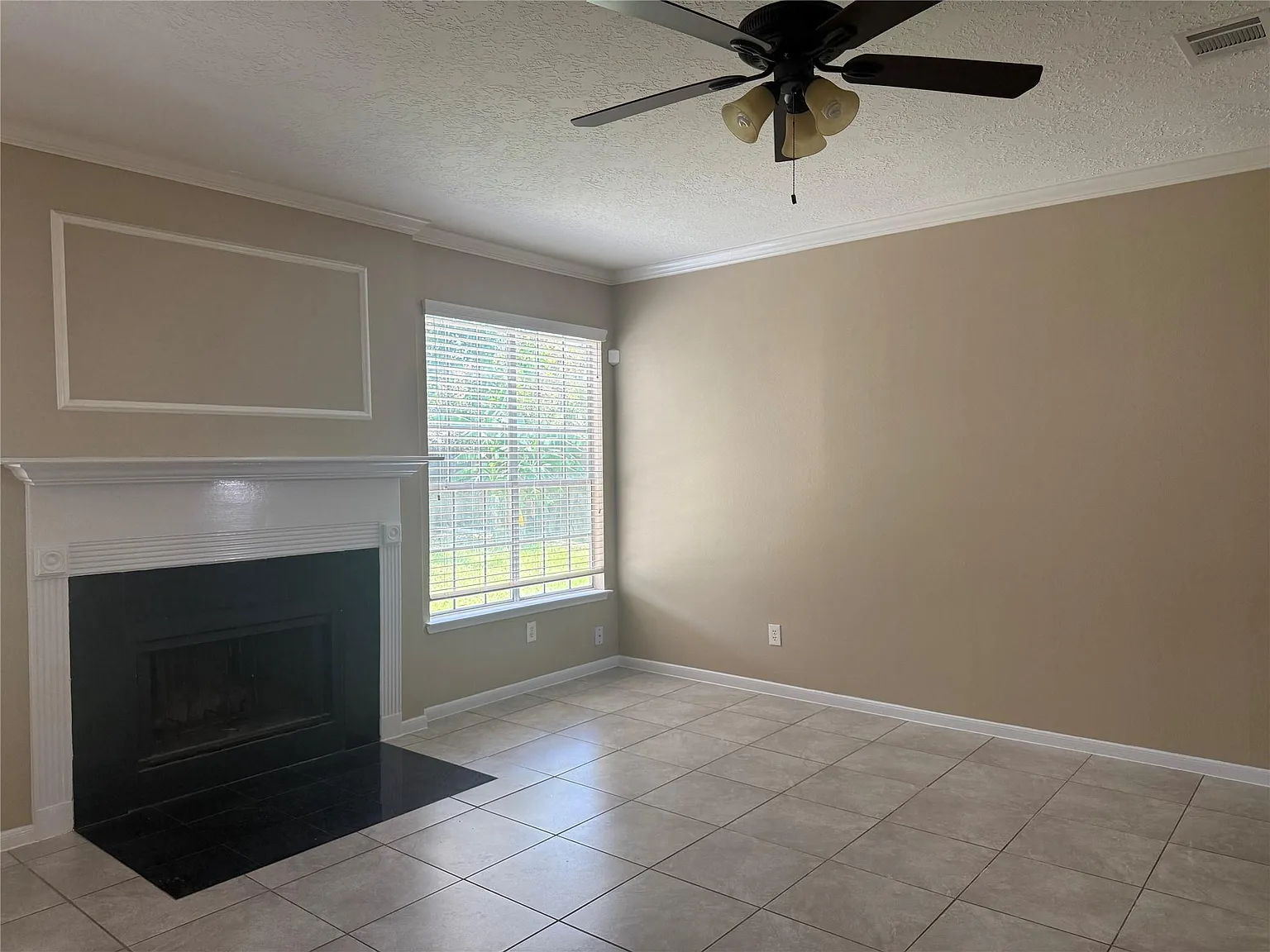 4 bed, 2.5 bath, 2166 sqft, $2,600 — Photo 4