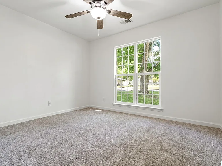 1004 W Walnut St — Photo 27