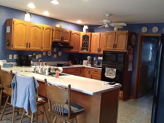 eat-in kitchen