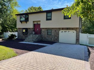 3 Hillside Ter, Morganville, NJ 07751
