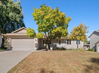 9362 Newcastle Rd, Woodbury, MN 55125