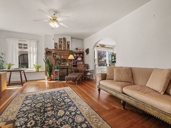 5th image of 923 S Washington St