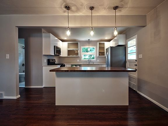 3rd image of 305 N Hawthorne Dr