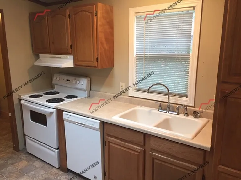 2495 NE Kresky Ave — Photo 6